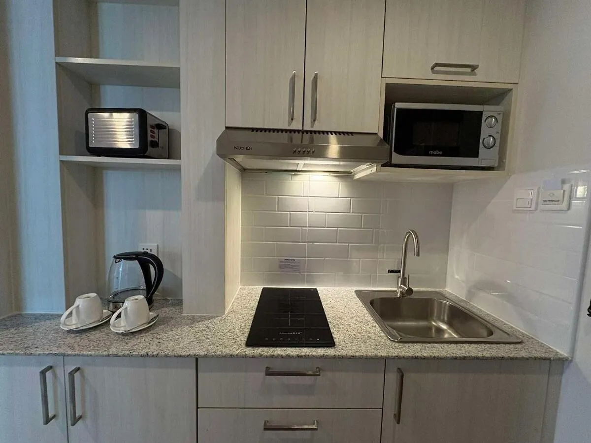 Sheryll Escapes - La Grande Phase 2, Grand Studio 524 With Balcony, Wifi & Netflix Angeles 0*,  Filippinerne