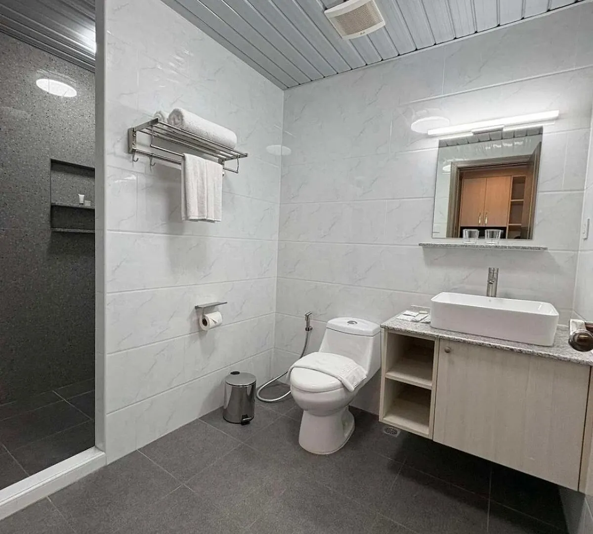 Sheryll Escapes - La Grande Phase 2, Grand Studio 524 With Balcony, Wifi & Netflix Angeles
